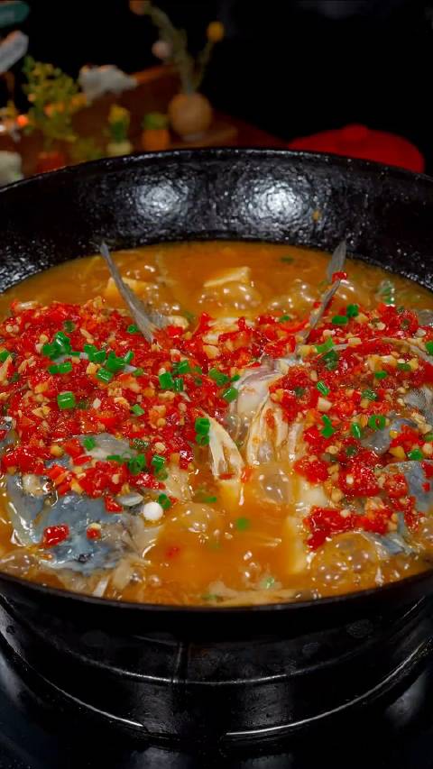 「美食」剁椒鱼头很多人都爱吃,今天分享一个简单的家常做法。鲜嫩入味,汤汁拌饭都能吃三大碗