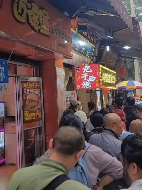 秋日西安庙后街秦宝西施牛肉丸子店推出优惠活动,牛肉丸子一斤30元,小酥肉48元,带鱼50元