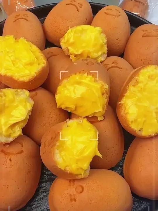 各种表情的微笑爆浆鸡蛋仔我家一周吃了5天了。真的又萌又好吃,就连我女儿都说好好吃