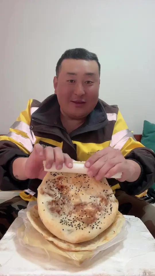 8元钱买了三个博山肉烧饼,结果老板还赠送一个素烧饼