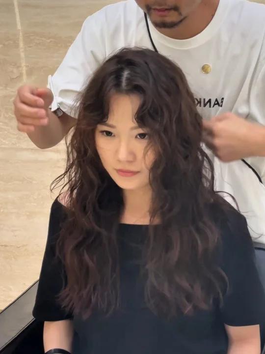 方圆脸大脸细软发质女生适合的烫发发型