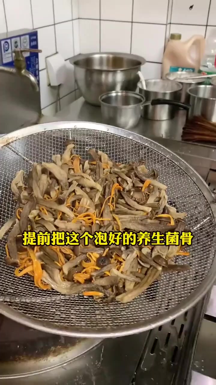 今天教大家做一碗正宗养生鸡汤手擀面