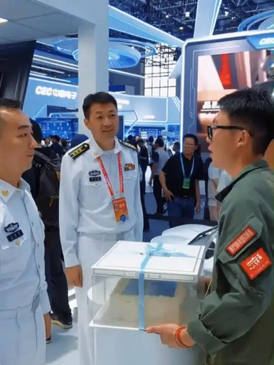 两位大学生军迷专程来到珠海航展,特意订做了生日蛋糕送到人民海军展台,送上满满祝福!