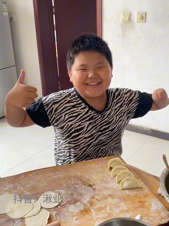 爱吃饺子的小孩,包饺子也很好看 励志正能量 记录真实生活 自己动手丰衣足食