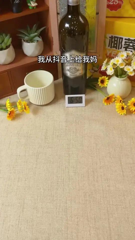 软乎乎湿润润的椰蓉面包!里外层层满满的椰蓉!一口下去多重口感,湿软绵密,香甜可口!F 软乎