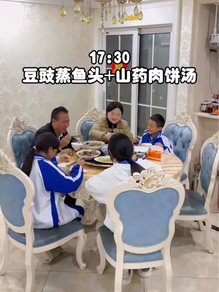 红烧猪蹄、豆豉蒸鱼头还有一份暖呼呼的山药肉饼汤