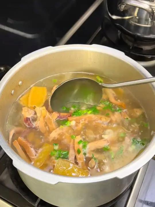 分享一到我们湖南人都爱喝的墨鱼排骨汤做法,做出来的汤味道鲜美,营养又好喝!