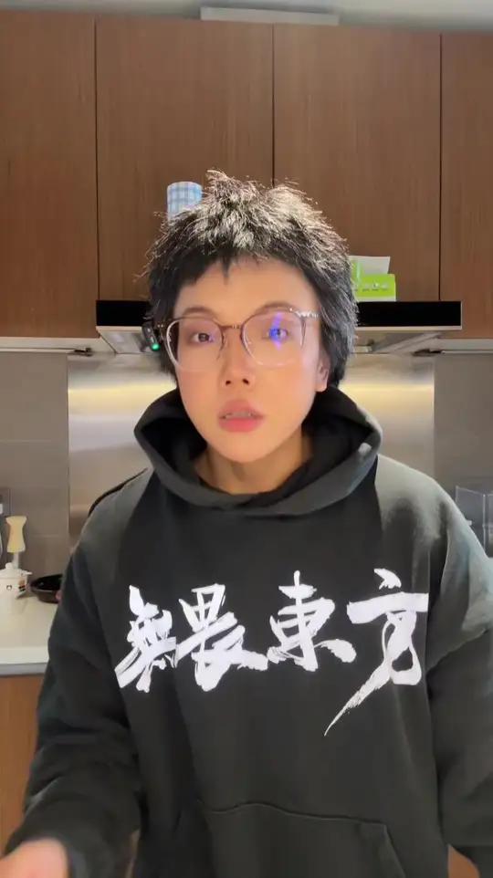 轻断食日热量优先让给蛋白质和膳食纤维增加饱腹感 低碳甚至可以不吃脂肪 因为脂肪热量最高呀