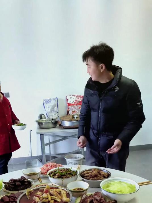 刘老九的儿子过10岁生日,徐三娃提蛋糕去庆祝,两大桌人真热闹