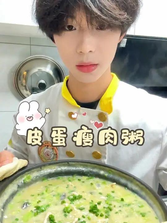 “大家好,本懒的皮蛋瘦肉粥——又黑又懒又带壳!““搅拌怕累?让灰太狼用尾巴搅锅——“狼尾自