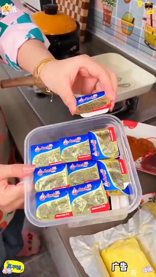 新西兰进口安佳黄油独立小包装吃起来很方便,抹在面包上就可以直接吃,平时给孩子煎鸡蛋,煎牛排
