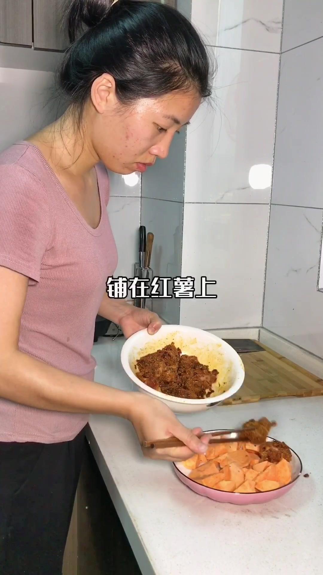 5点下班,急急忙忙赶去市场买菜回来做饭,两菜一汤,粉蒸排骨,白辣椒炒肉。记录一屋两人的一餐