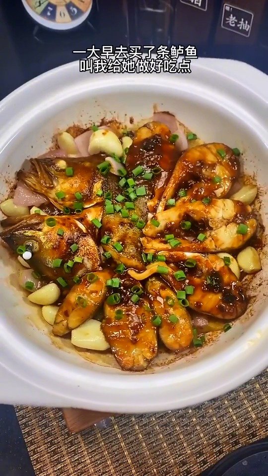 「做法简单又好吃的蒜香鲈鱼」鲈鱼别总是清蒸了,一起做蒜香焗鲈鱼,蒜香浓郁,肉质鲜嫩,简单又
