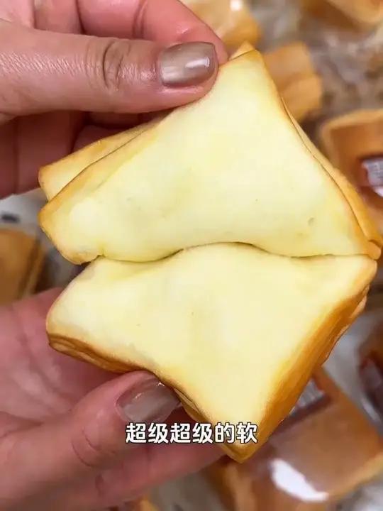 三只松鼠的水生乳千层吐司来啦!松松软软 超级好吃!快艾特你的好姐妹囤起来!吐司面包三只松鼠