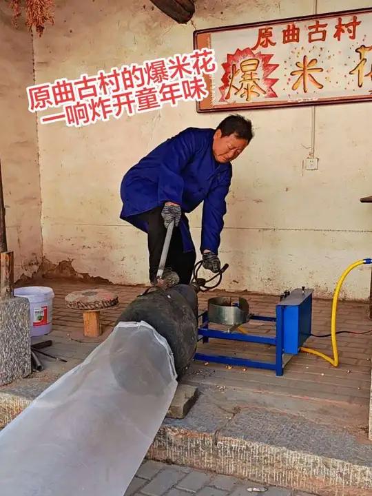 看到老式的手摇爆米花机时，那熟悉的“嘭”的一声巨响，伴随着爆米花的香气，仿佛把我带回童年！