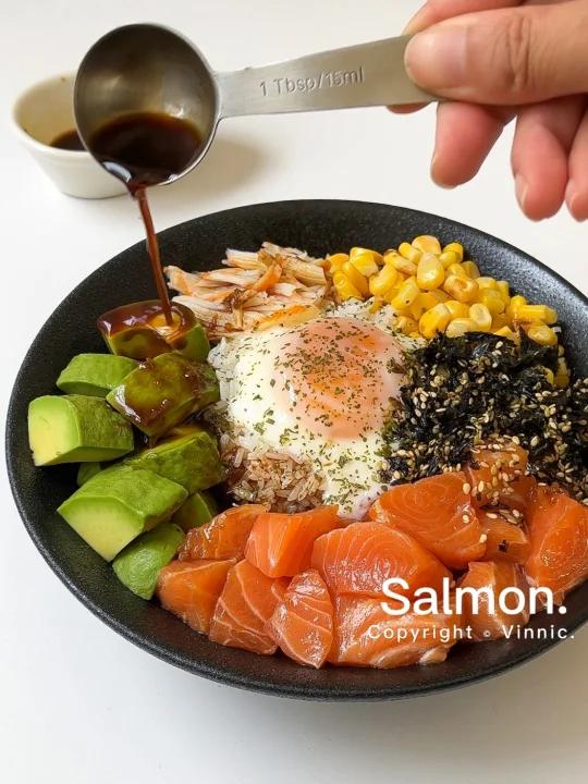 三文鱼牛油果拌饭轻食低卡一口惊艳呀