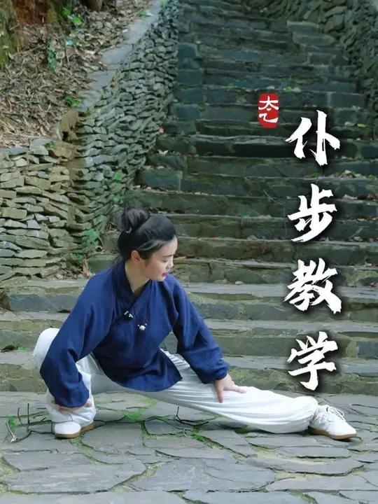 习练游龙拳,胯打不开,动作僵硬没有美感,四步教你学会仆步压腿!