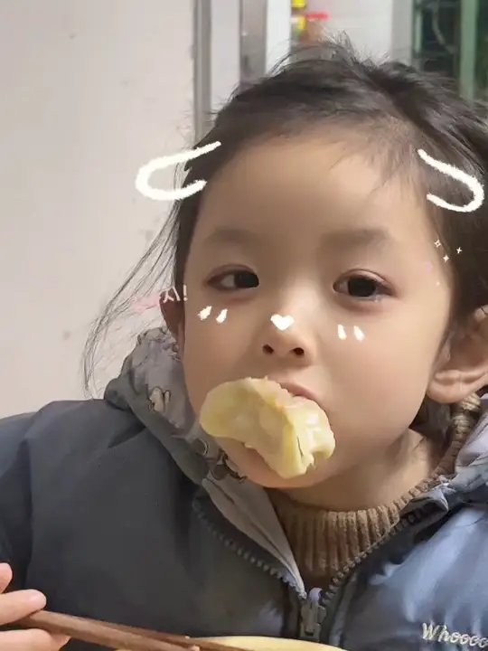 生病打针的傻猪猪心心念念外婆包的红萝卜猪肉饺子!