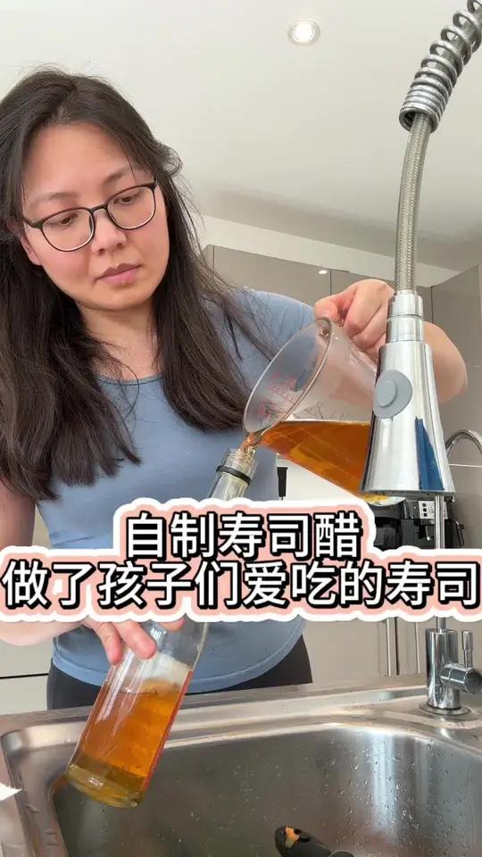 今天做了孩子们最爱的金枪鱼寿司，我喜欢自己制作寿司醋，只需要醋糖盐就行。孩子们爱吃寿司，我