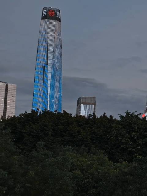 5月29日晚,东莞中心城区华灯璀璨,一条条闪亮的标语照亮城市夜空,以璀璨的光影为“中国式现