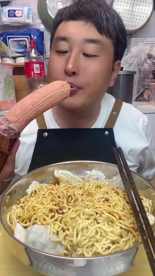 你吃的泡面什么牌子啊?你吃洋葱辣吗?你吃的火腿肠在哪里买的?你吃的饺子什么馅啊?泡面 冲泡