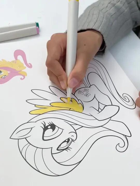 小马宝莉描摹本,纸张厚实不透色,涂色的过程不但锻炼孩子动手能力手机也玩的少了。小马宝莉卡片