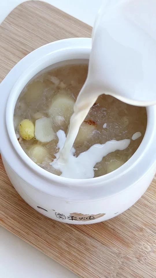 女生秋天要多喝这碗牛奶银耳羹喝出冷白皮