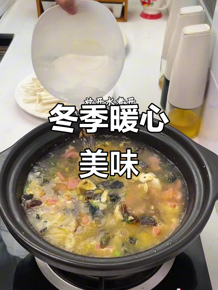 寒冷的季节,皮蛋与咸鸭蛋的搭配让娃娃菜鲜美无比