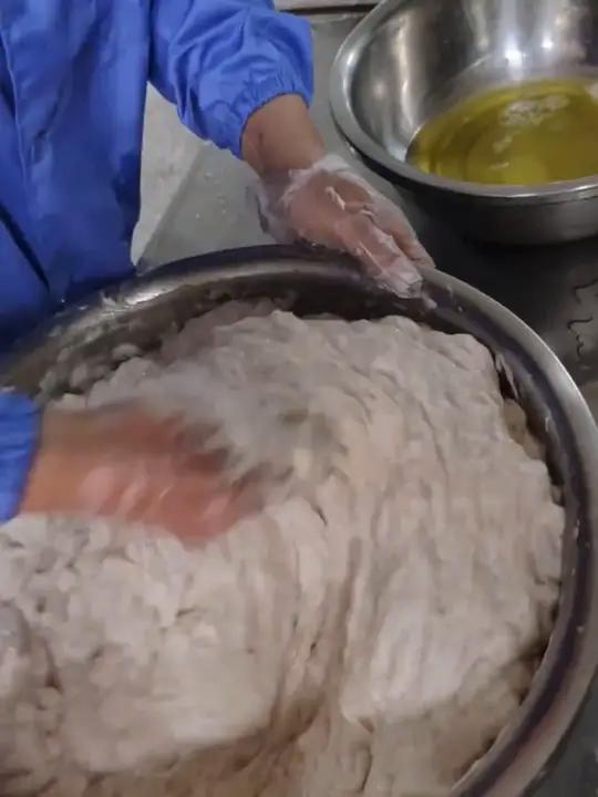 湖北的手工淡水鱼丸,新鲜鱼肉现做现发,配料表很干净,鱼丸吃着鲜软嫩滑,一点没有鱼腥味,怎么