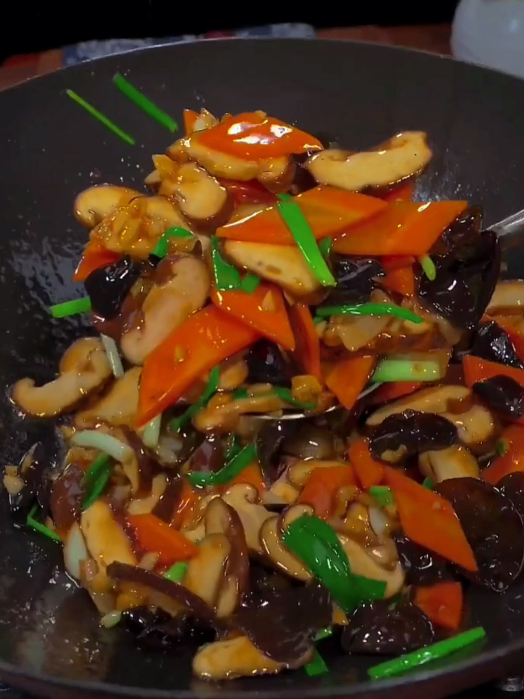 香菇胡萝卜炒菜蒜香浓郁爽滑可口