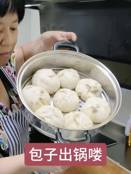 早上蒸的猪肉茄子馅包子,太棒了,头天晚上活好面放冰箱,第二天早上拿出来就能蒸,安琪免二次发