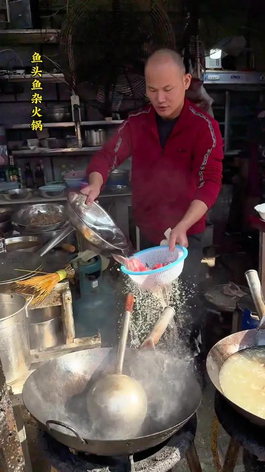 升级版鱼头鱼杂火锅。湖南湘潭藏在巷子里得迎宾楼餐厅。鱼杂火锅里面还要放鱼头。这道菜85值不