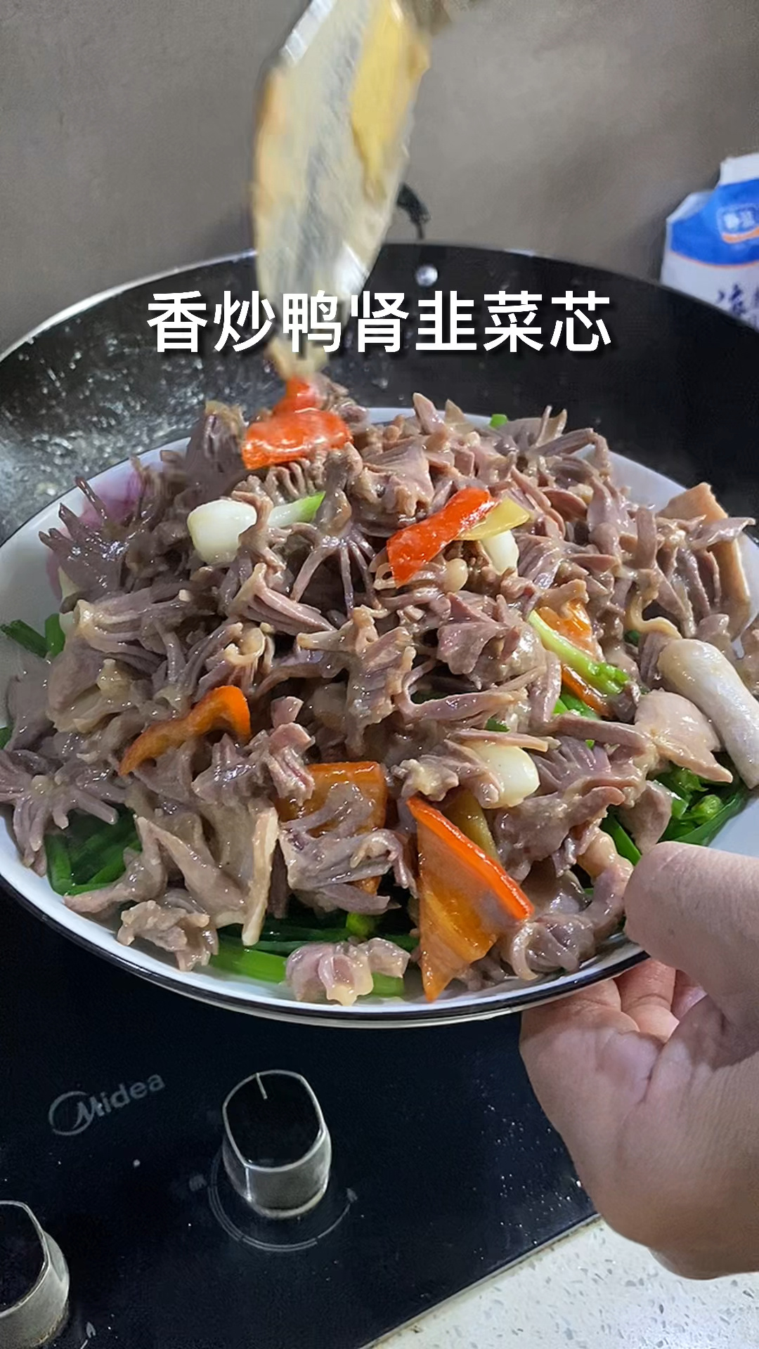 香炒鸭肾韭菜芯 制作概览