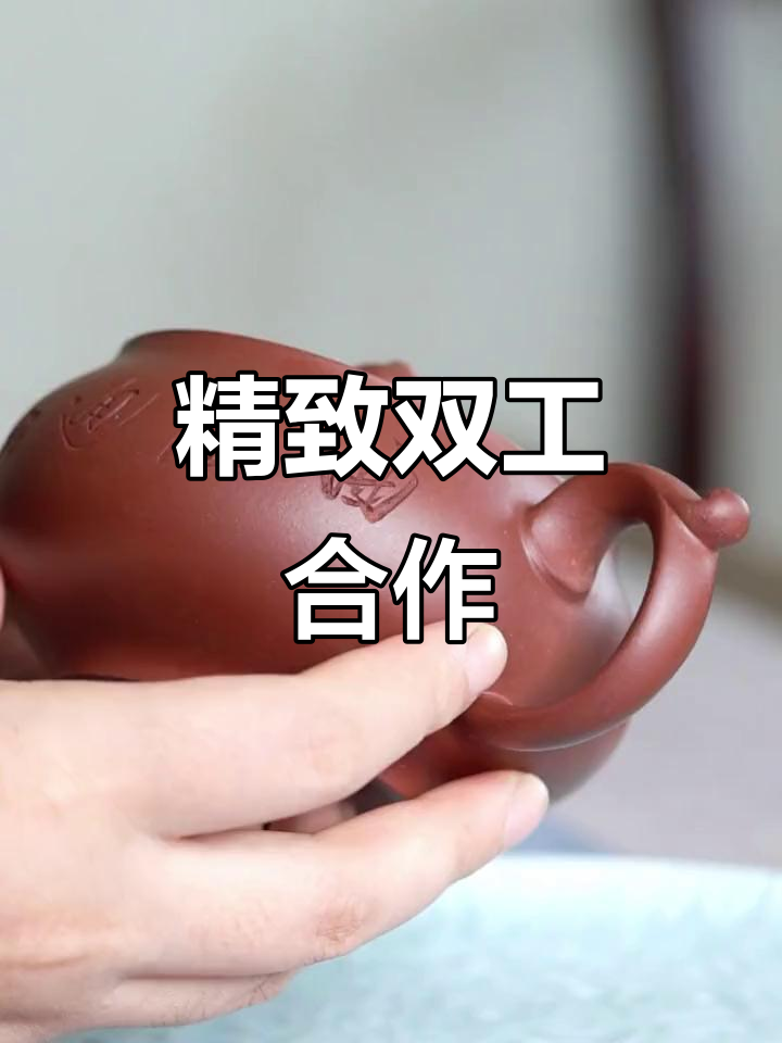 壶身刻字巧妙,荷塘鱼趣生动,尽显艺术大师的精湛技艺