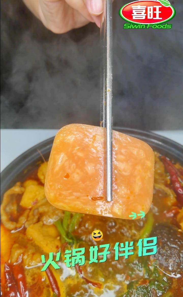 没有什么是一顿火锅解决不了的。如果有,那就配上喜旺三文肉肠