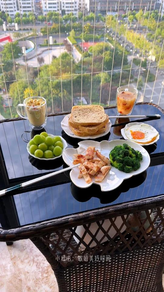 人生的优雅,是无论经历多少风吹雨打,都能宠辱不惊,安于质朴静守生活。昨晚面包机预约了全麦红