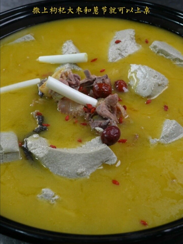 要想做好鸡肉汤锅,选材和做法都很重要
