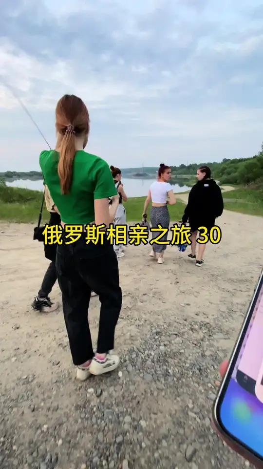 捅了鱼窝了，20斤大鲤鱼有希望了，俄罗斯媳妇指日可待