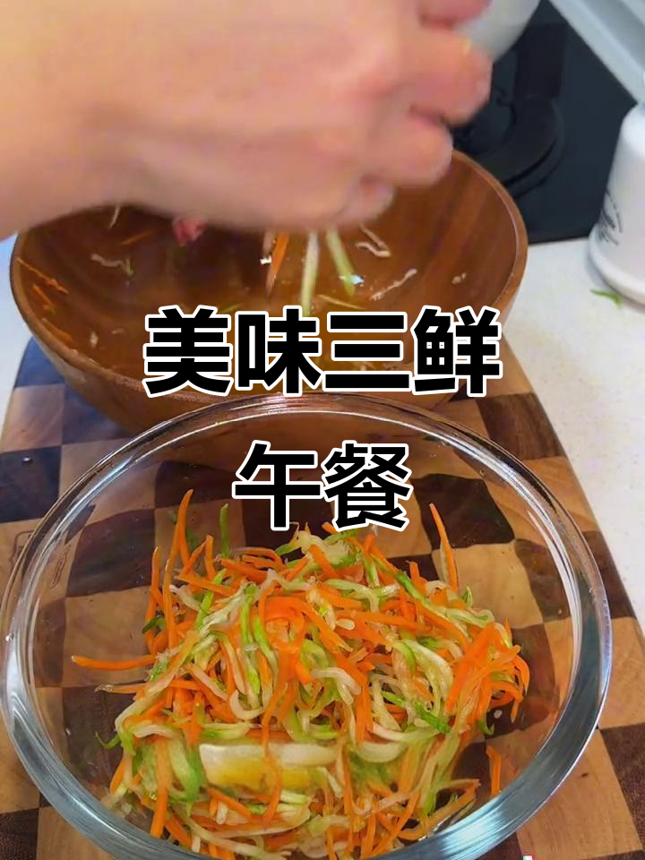 三鲜锅贴外脆内嫩,搭配鱼丸汤,简单又美味的午餐