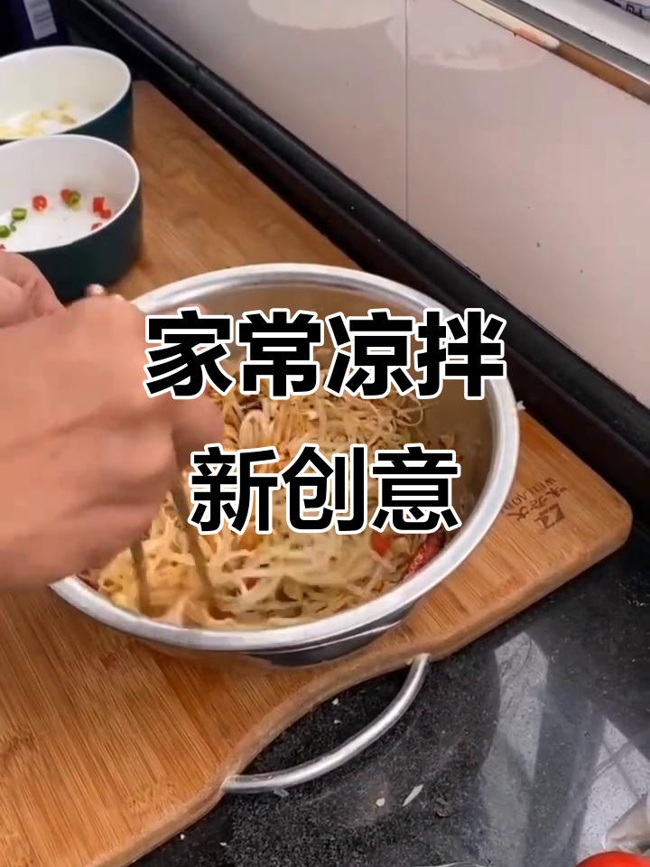 豆芽拌牛排,馒头夹着吃,简单又美味!