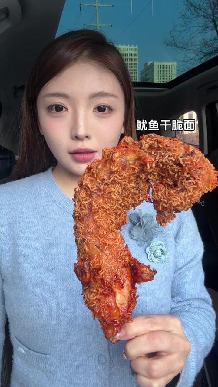 今天吃鱿鱼干脆面，体验独特美味口感