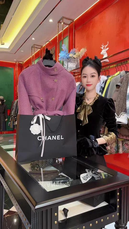 古驰今年的广告语:“喜欢是棋逢对手,但爱是甘拜下风”。原创品牌女装 设计师款 高品质羽绒服