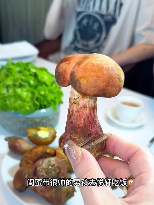 姑娘,记得随身带一颗见手青,要是遇上渣男,直接塞他嘴里 来上海别不知道吃啥了 见手青 上海