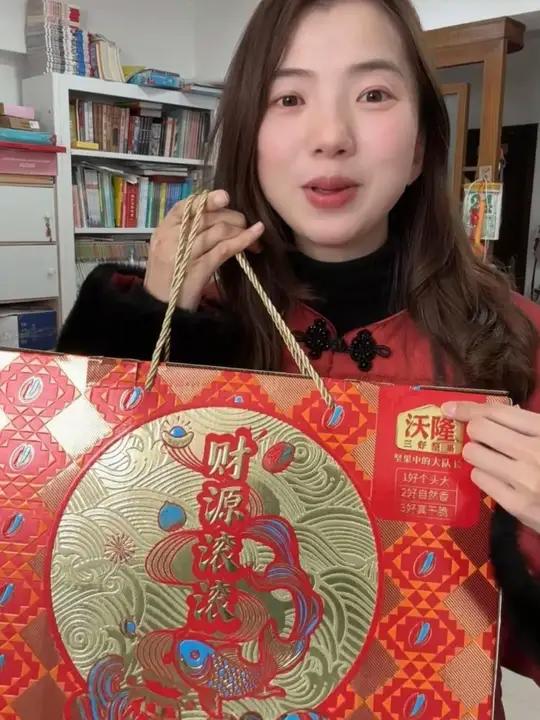 没有便宜的花生瓜子凑数，全部都是贵价坚果！现在到手整整8大罐的沃隆坚果走亲访友送礼的，提前