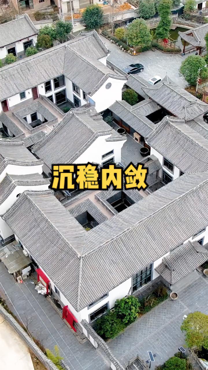 将传统的元素和现代的特点相结合,保留四合院独有的建筑特点。古香古色又沉稳内敛,别墅外观不显