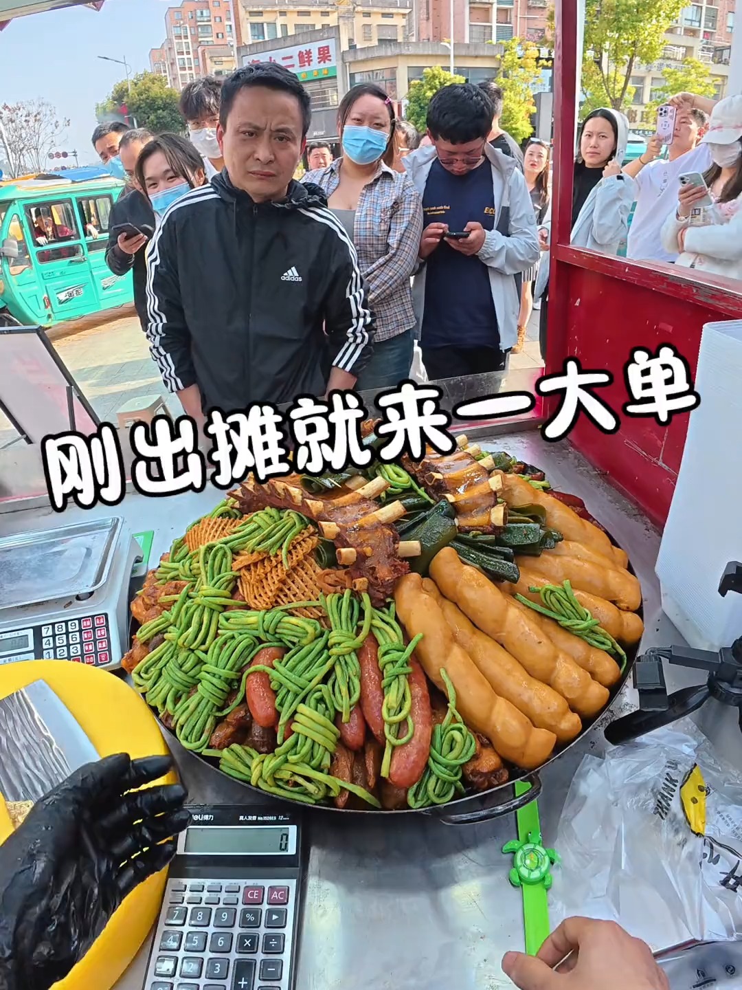 90后小伙在县城摆摊卖卤菜的第 81天