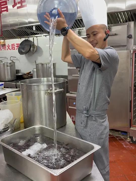 盐渍参正确得泡发方法:纯净水泡24小时,把沙嘴去干净,用刀子把内筋割三刀,再发泡下24小时