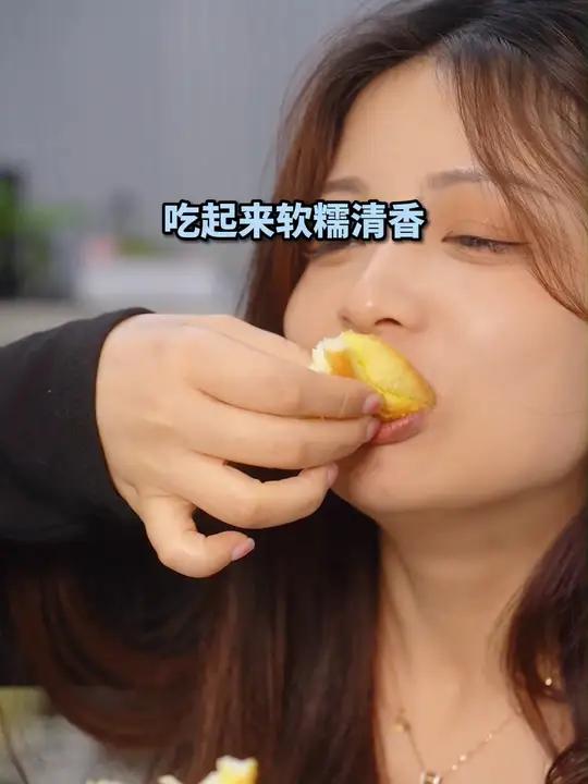 早八人的早餐椰蓉面包左烘右焙面包太好吃了零食推荐大人小孩都爱吃妈呀太香了 早餐吃什么