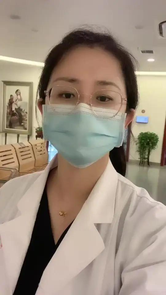 今天门诊遇到一个小姑娘,22岁,在校大学生,说是最近私处瘙痒在洗澡时发现下面长东西了,像菜