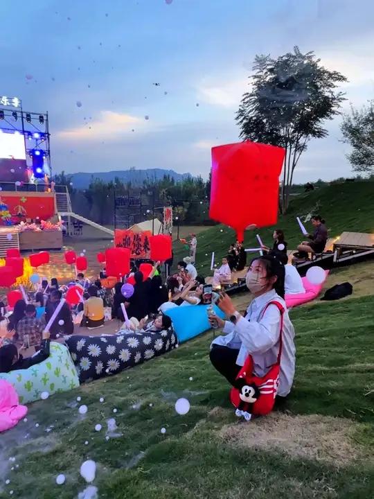 国庆准备去哪玩,河北邢台抱香谷,看云山梯田演唱会,亲手在天灯上写上心愿,一起放飞,让祝福随